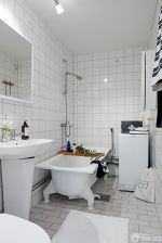 一室一厅卫生间白色浴缸装修效果图欣赏