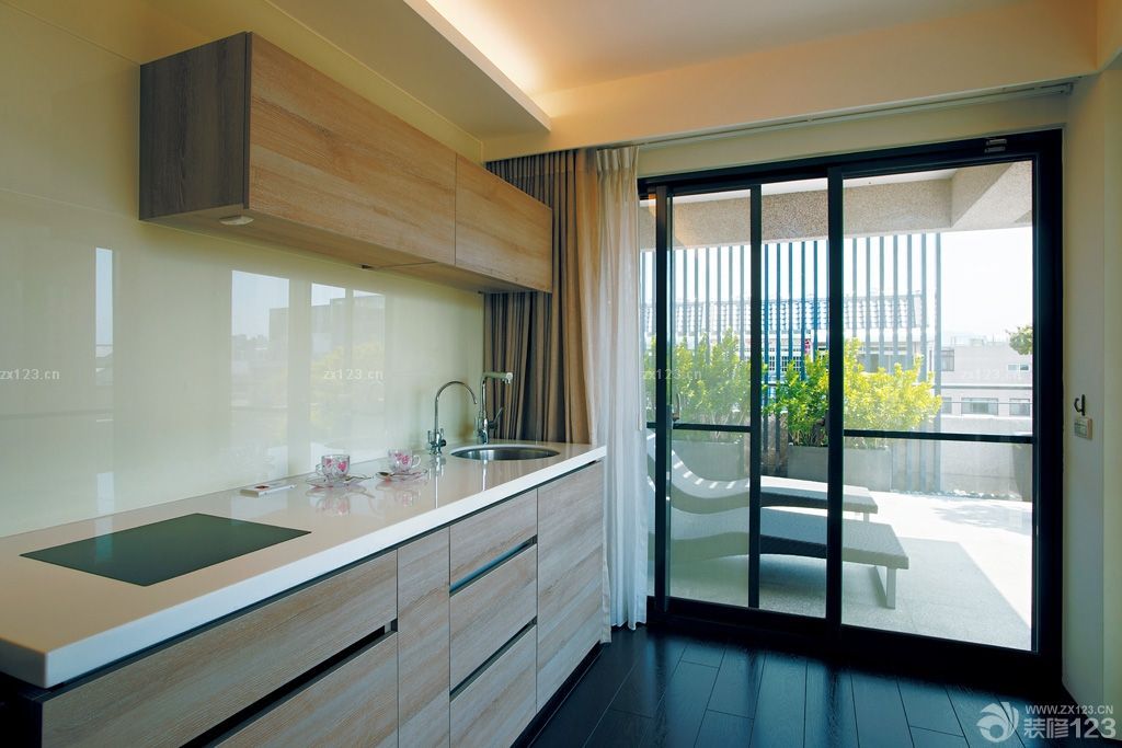 2025简约风格厨房玻璃隔断门效果图