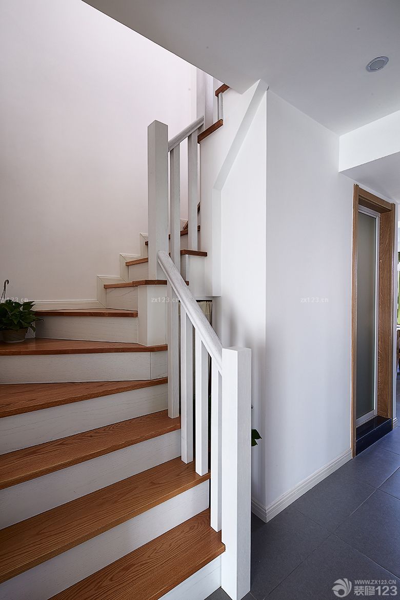 2025小户型跃层室内楼梯扶手实景图欣赏