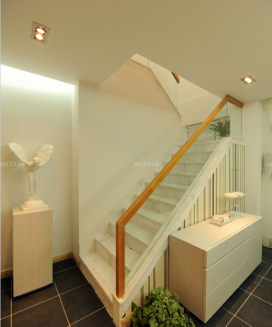 180平米复式房屋室内楼梯扶手装修实景图欣赏