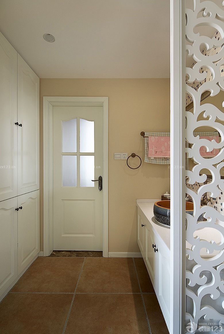 2025家庭洗手间简约美式家具装修图片