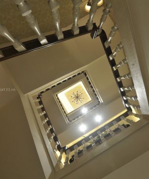 美式风格房子室内旋转楼梯设计图片大全