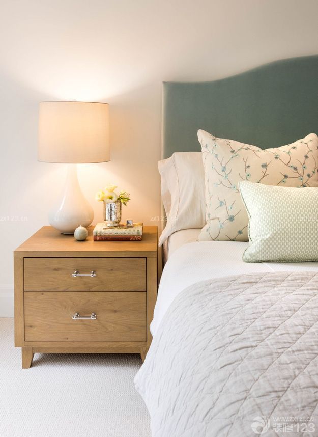 最新小型卧室美式田园床头柜装修案例