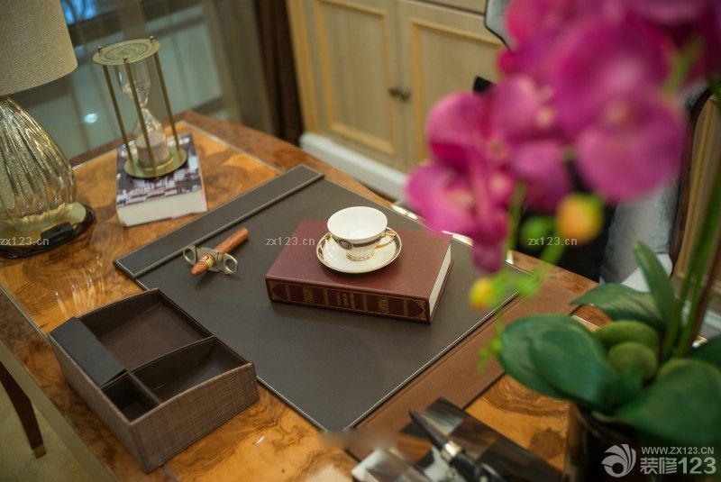 2025经典家庭书房装饰品设计图片