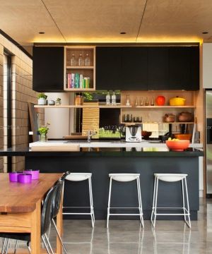 最新家居别墅室内开放式厨房吧台装修实景图