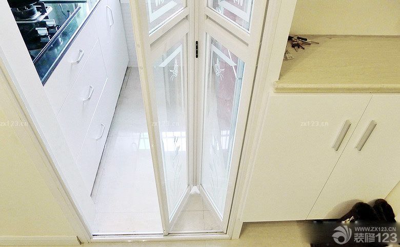家庭6平米厨房玻璃折叠门装修案例大全