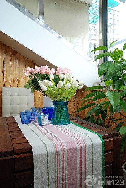 封闭阳台木桌装修效果图片欣赏