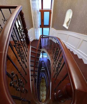 别墅室内木楼梯扶手装修效果图片欣赏