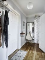 门厅玄关浅黄色木地板装修效果图片