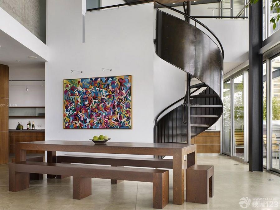 2025别墅室内弧形梯装修实景图