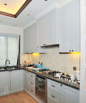 最新小户型阳台改厨房白色橱柜装修案例