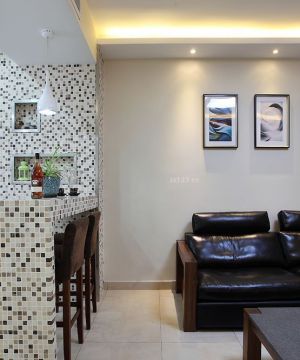 65平房子客厅与餐厅隔断造型设计图