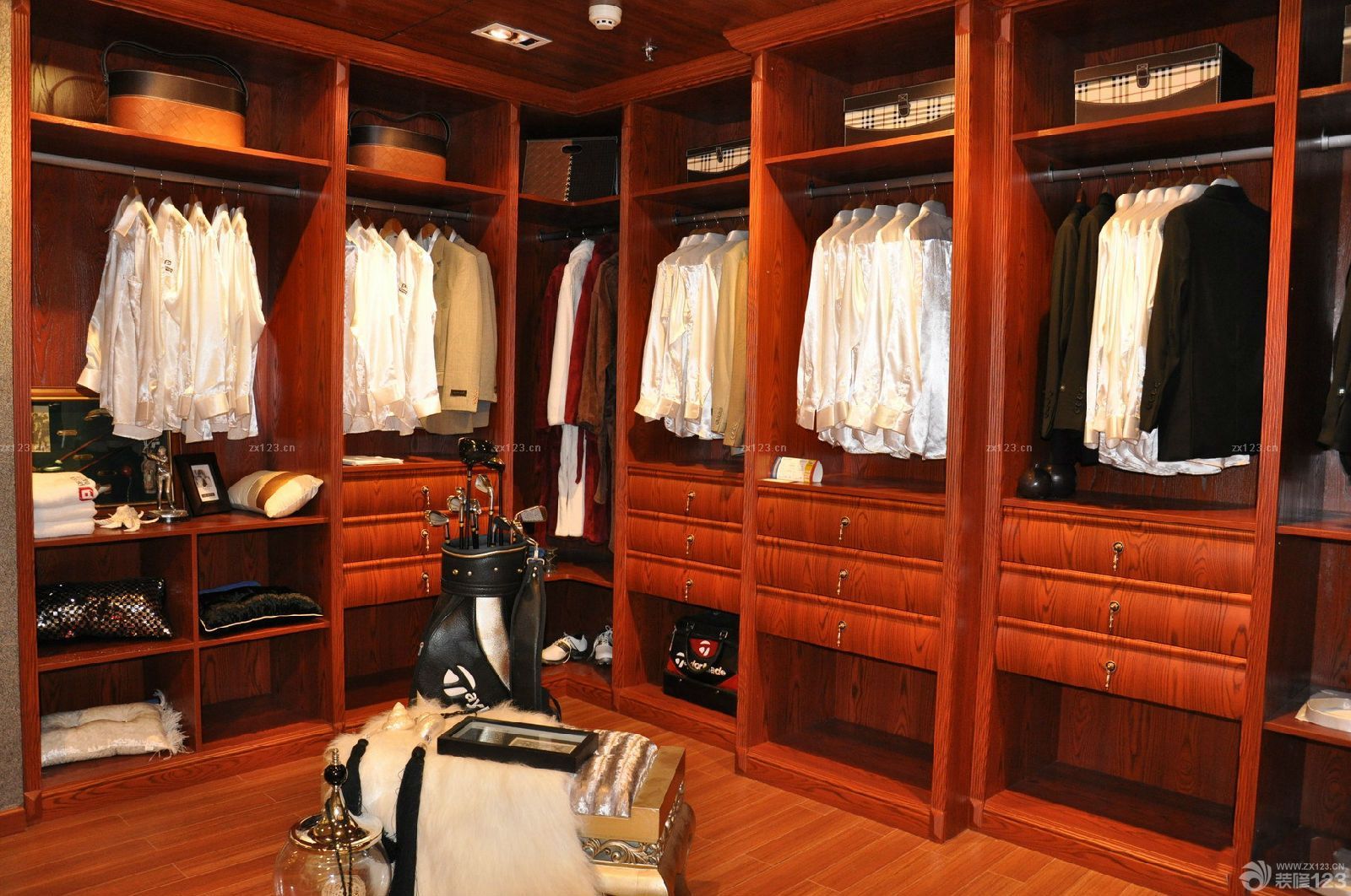2025两室一厅实木衣帽间装修效果图