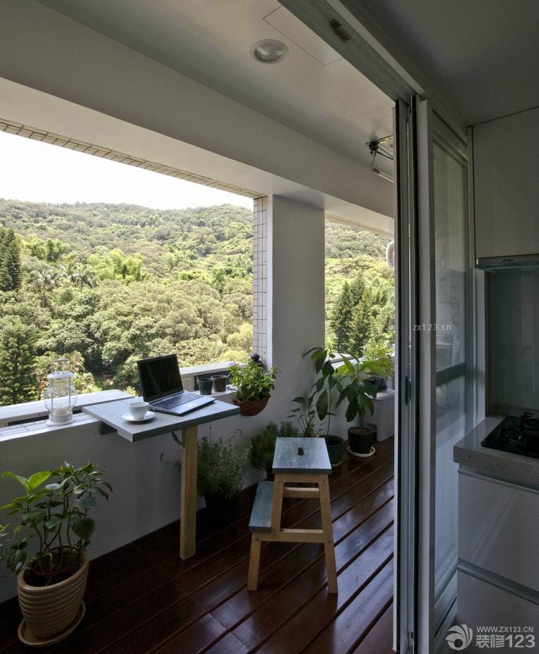 三室两厅无框阳台装修效果图片