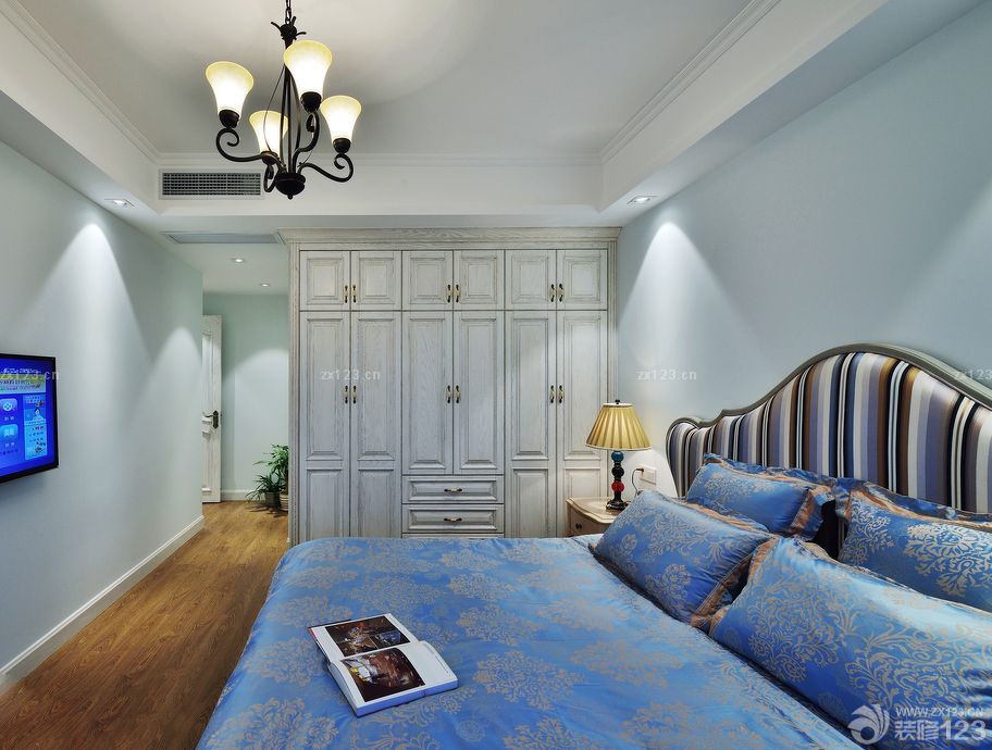 2025混搭风格索菲亚衣柜装修效果图欣赏