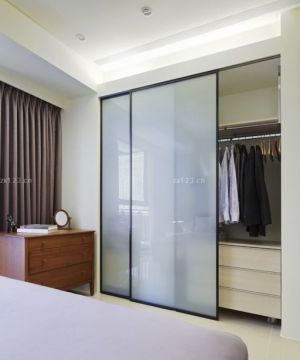 2025家装卧室衣柜玻璃门布局效果图片