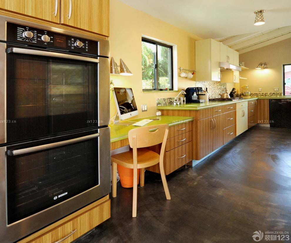 田园风格斜顶阁楼厨房装修设计效果图片欣赏2025