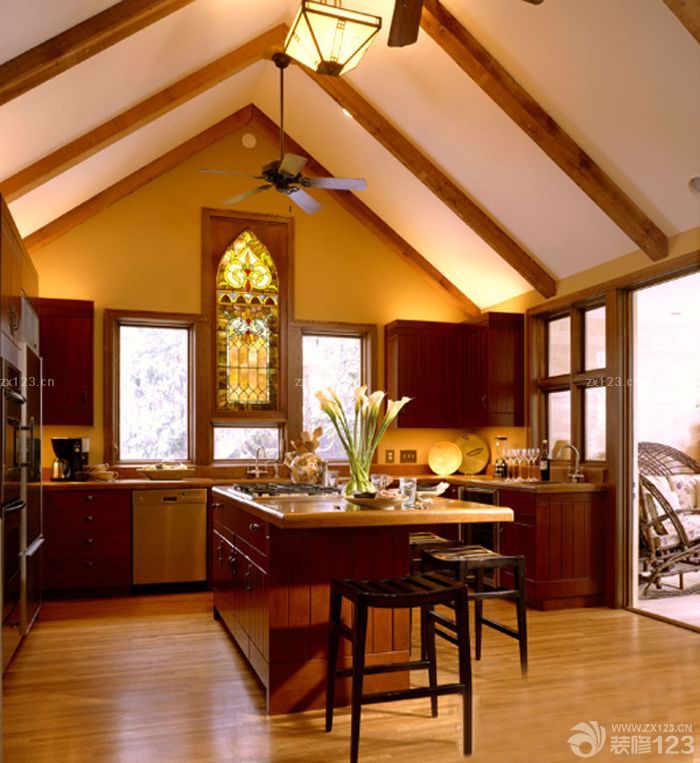 2025最新现代斜顶阁楼厨房装修效果图欣赏