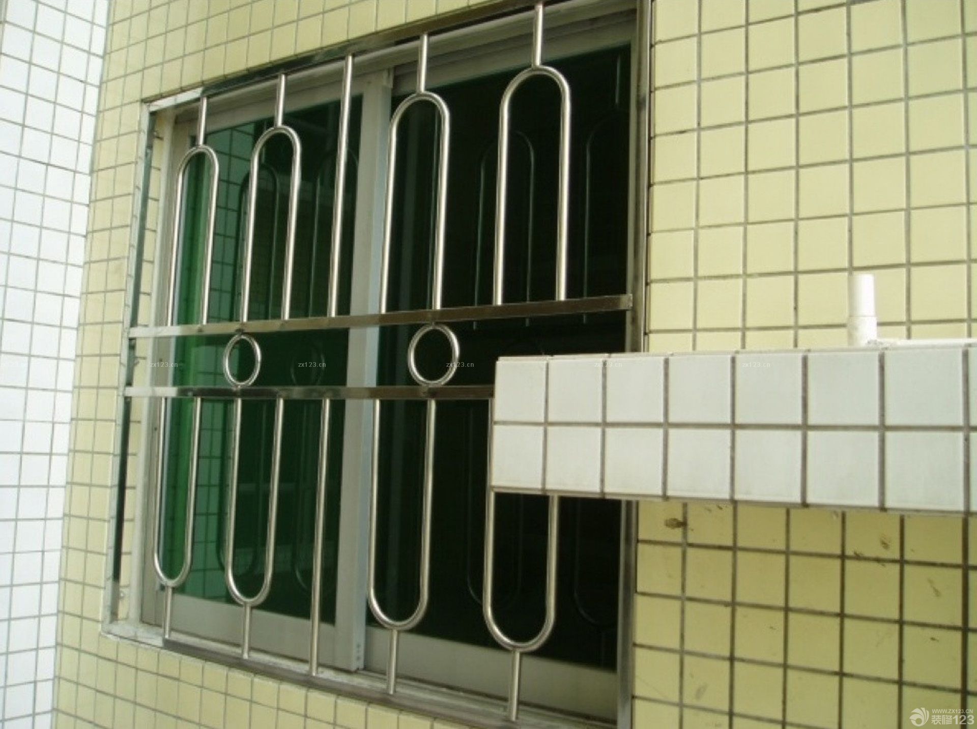 相关推荐家装风格不锈钢门窗装修图片玻璃阳光房不锈钢门窗图片欣赏