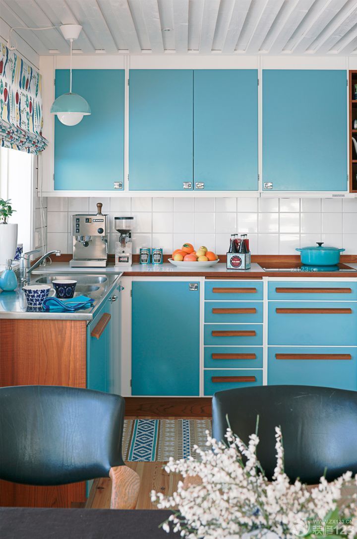 一室一厅厨房蓝色橱柜装修设计图