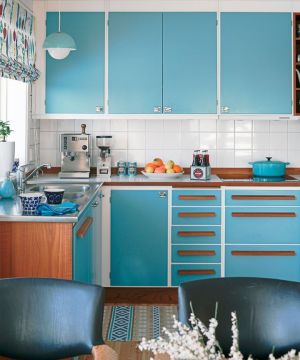 一室一厅厨房蓝色橱柜装修设计图