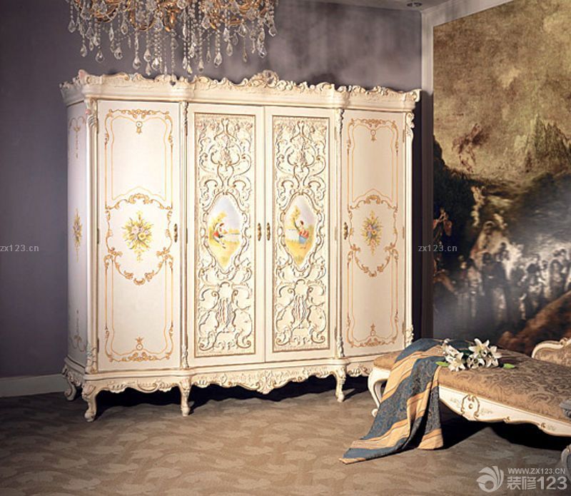 2025美式古典家具四门衣柜摆放效果图欣赏