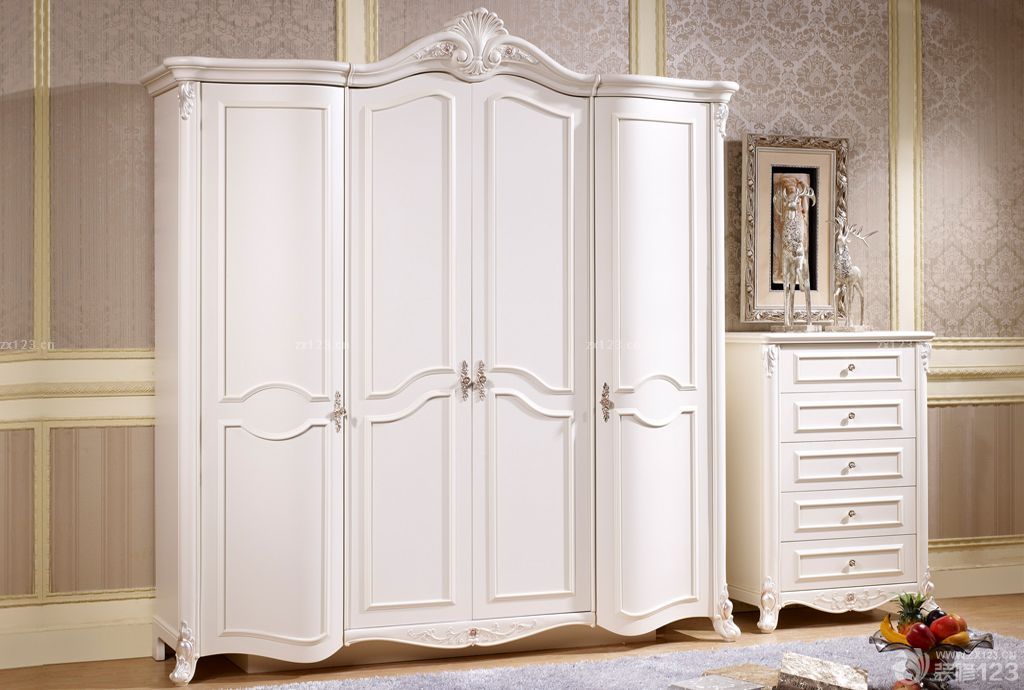 2025最新美式风格四门衣柜摆放效果图
