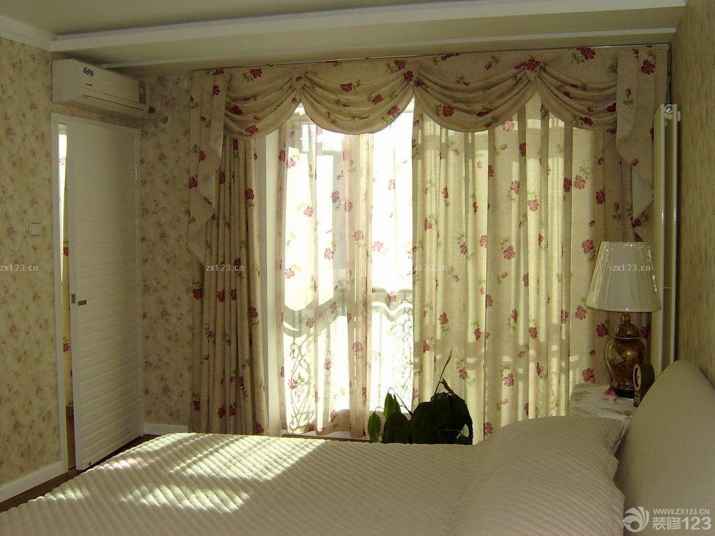 最新超小卧室印花窗帘装饰图
