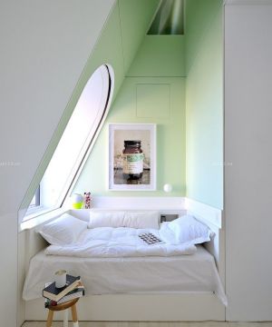 顶层小户型尖阁楼小卧室装修设计图片