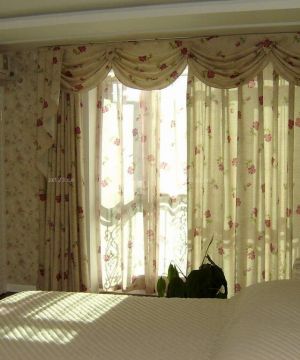最新超小卧室印花窗帘装饰图