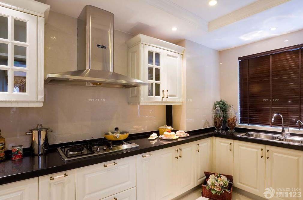 家庭厨房英式家具装修实景图欣赏