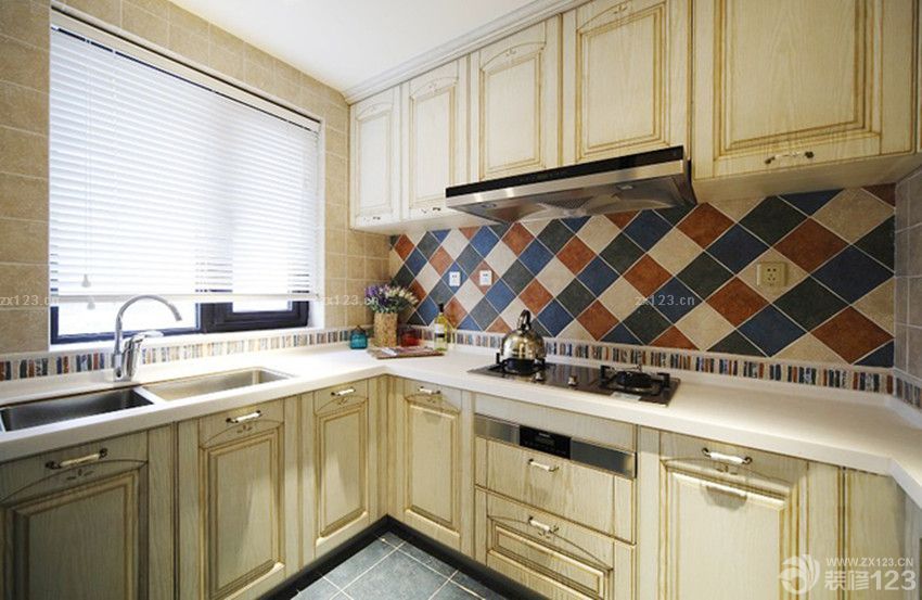 2025整体厨房小格子砖墙面设计图片