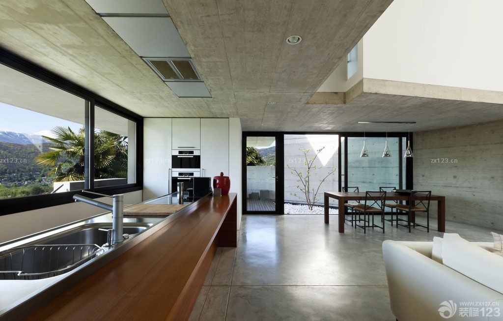 露天阳台隔断黑色门框装修效果图