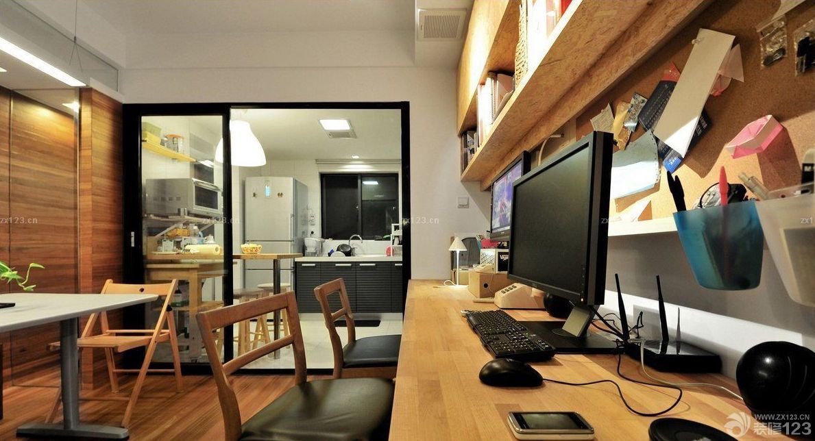 2025最新厨房休闲区隔断黑色门框装修效果图