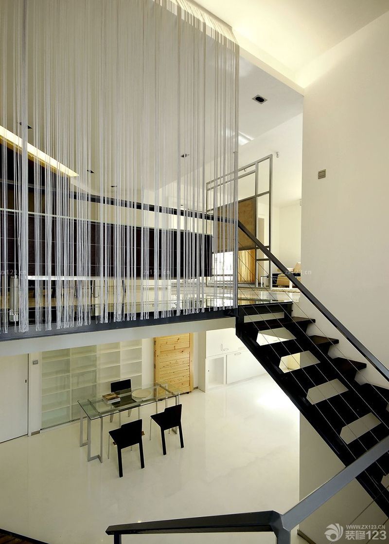 创意钢木楼梯隔断设计效果图_设计456装修效果图
