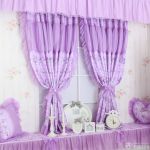 最新2025温馨家庭休闲区紫色窗帘效果图