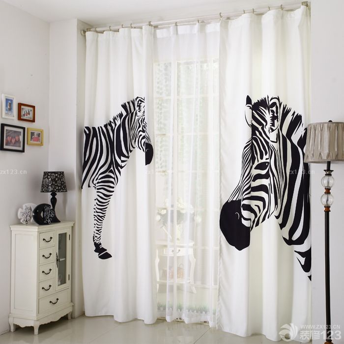 2025最新现代小客厅黑白窗帘装修设计图