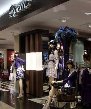2025流行品牌服装店装修效果图片欣赏