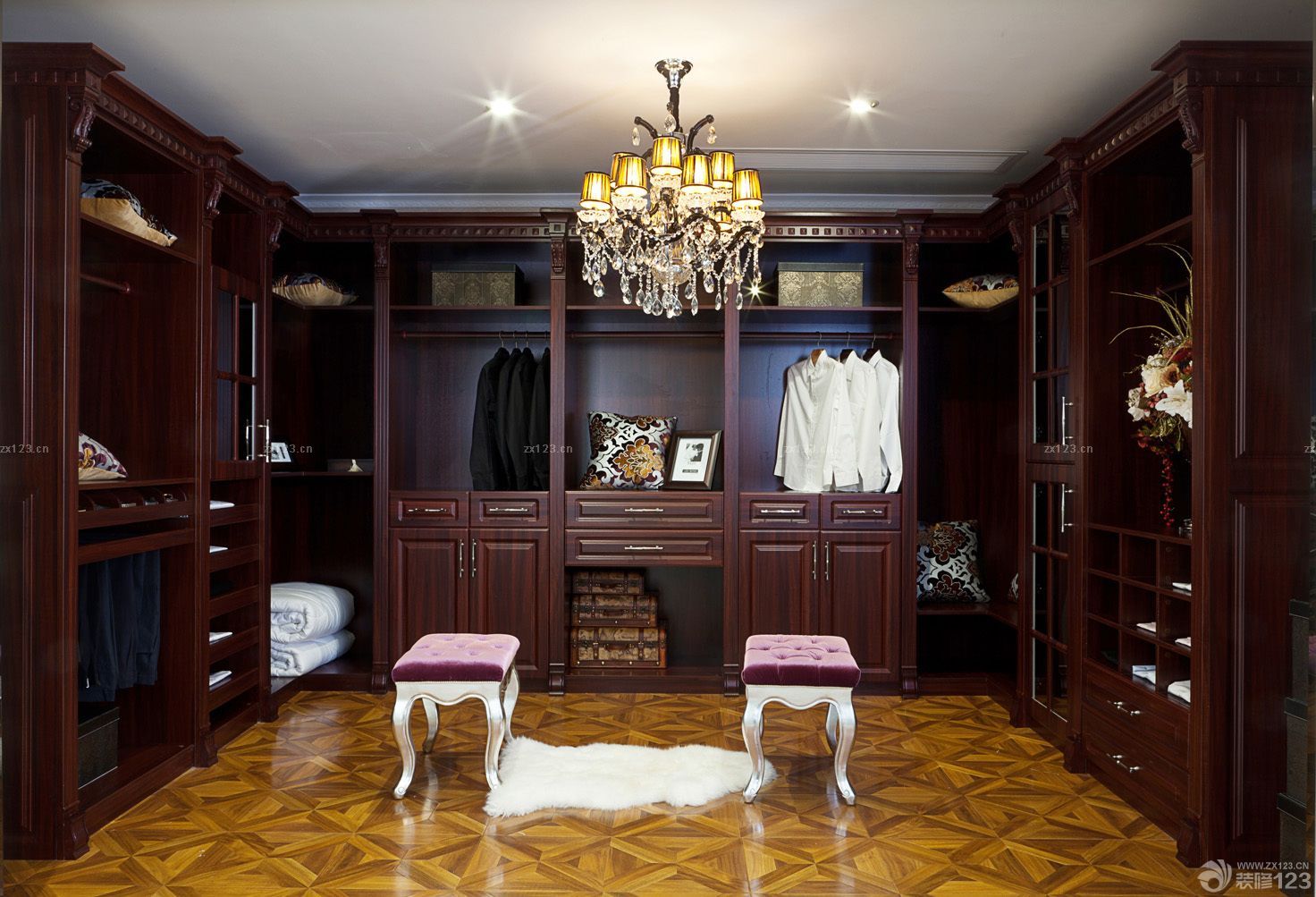 美式古典走入式衣柜设计效果图片