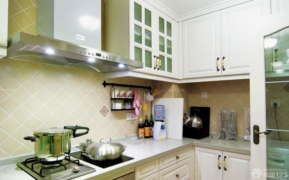 2025现代简约风格厨房置物架设计效果图