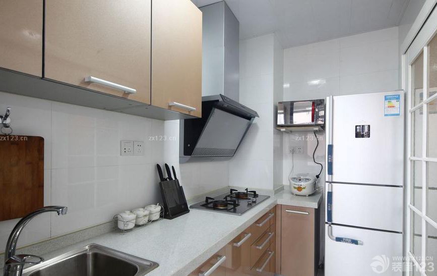 最新现代家装厨房置物架装修案例