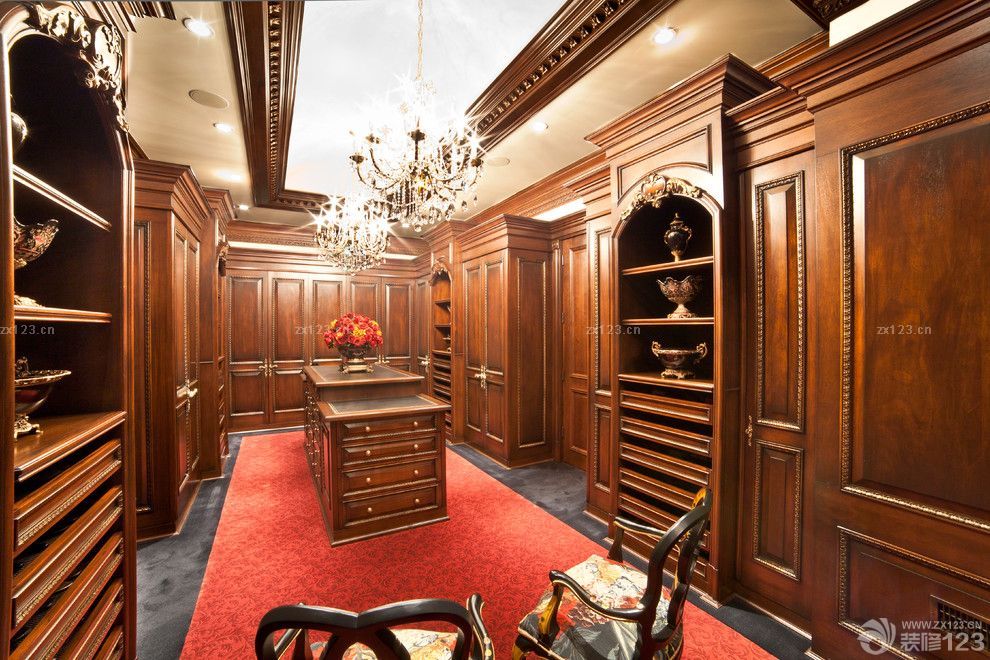 欧式实木奢华嵌入式衣帽间装修图片