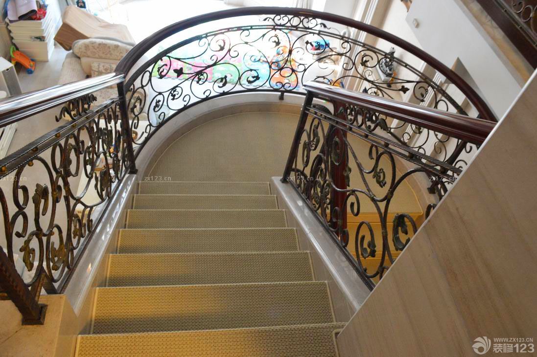 简约别墅楼梯垫装修实景图欣赏