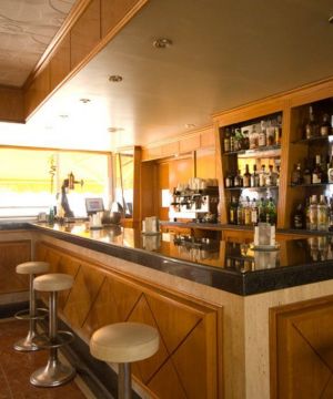 2023现代酒吧吧台高凳设计装修效果图片