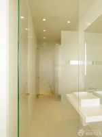 公共卫生间磨砂玻璃隔断装修效果图片