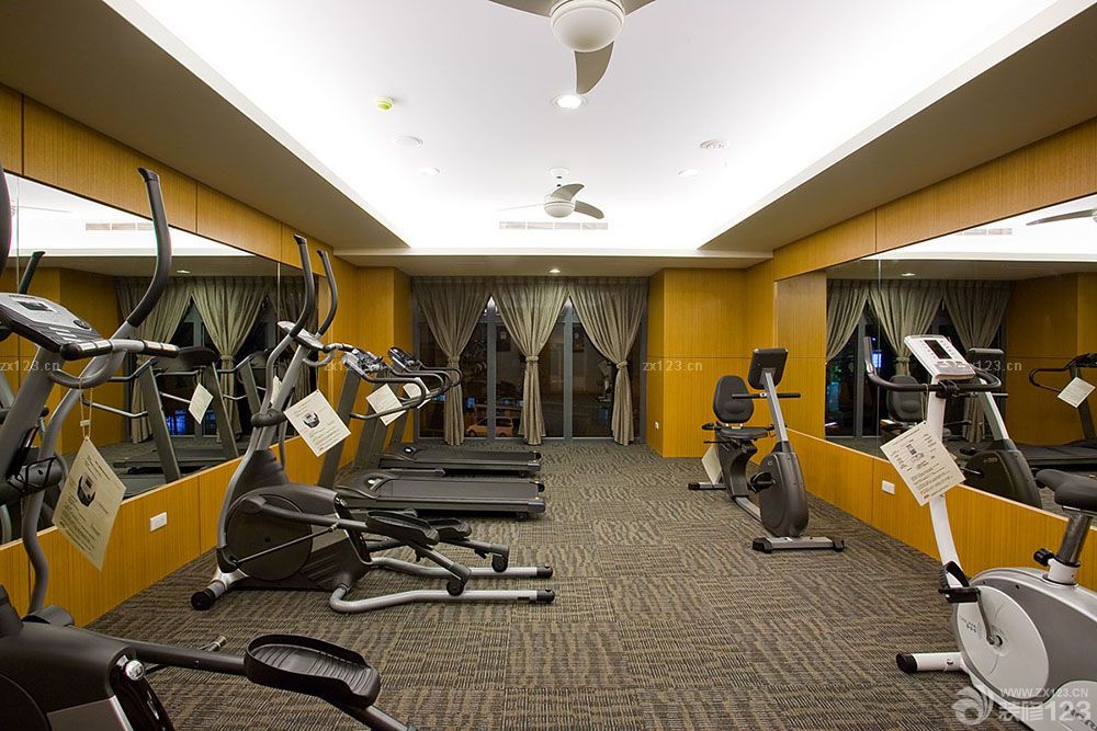 健身会所黄色墙面玻璃隔断装修实景图欣赏