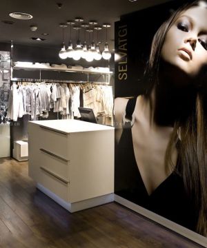 2025最新现代小服装店吊顶灯装修实景图