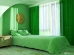 小户型卧室飘窗绿色窗帘设计图片