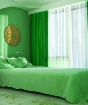 小户型卧室飘窗绿色窗帘设计图片