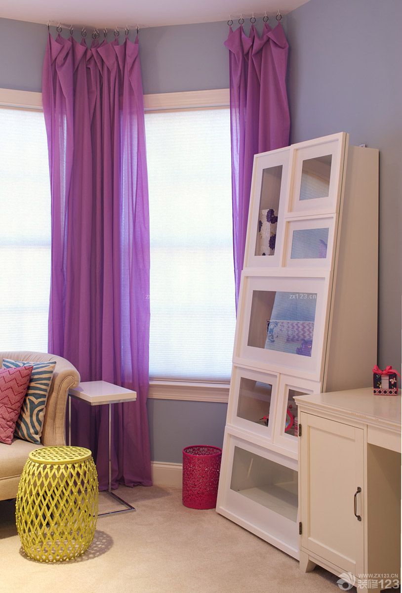 现代简约风客厅飘窗彩色窗帘装修实景图欣赏